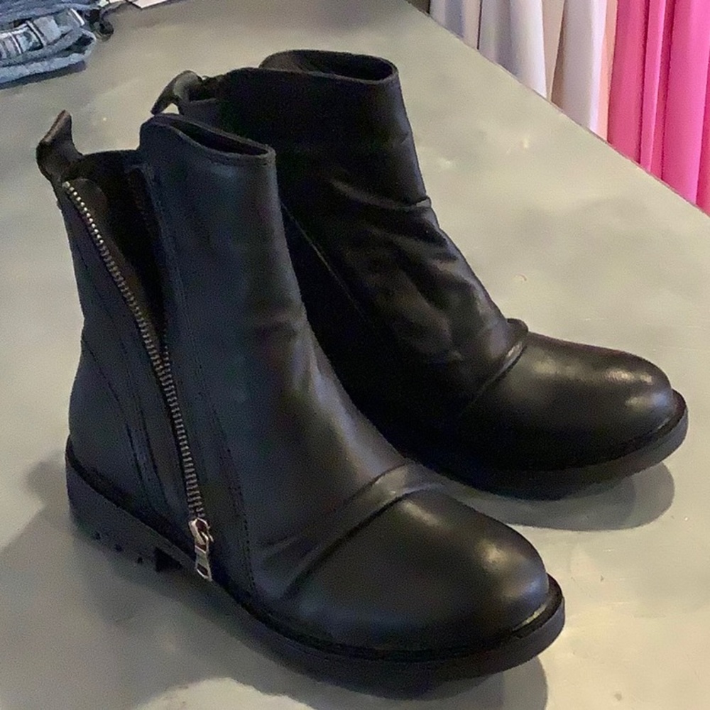 Sofft ‘Lavinia’ Black Leather Bootie with side zip detail